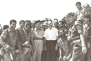 Il Primo Ministro Levi Eshkol e il Ministro Menachem Begin con i soldati nel Sinai, 14 giugno 1967